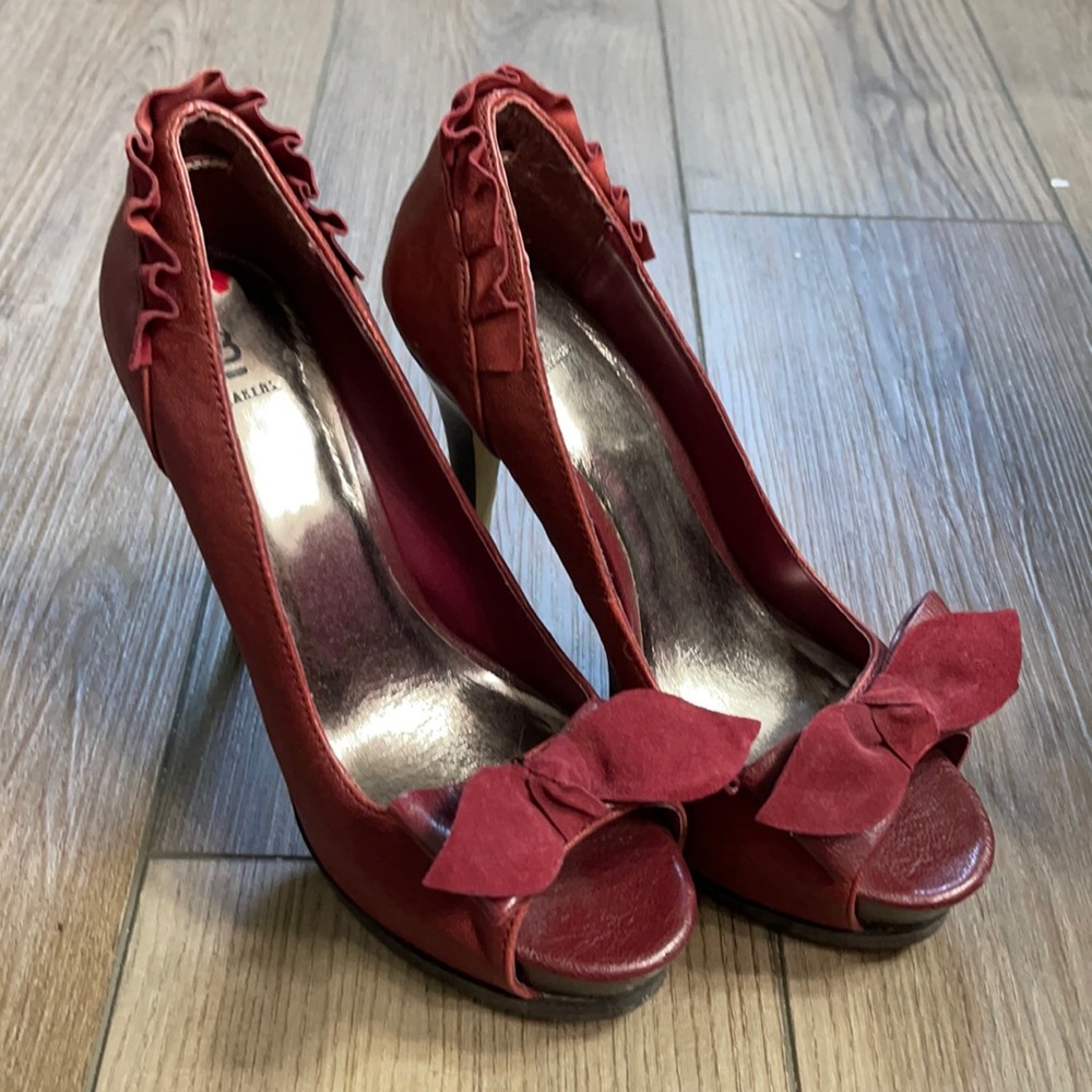 Burgundy heels with bow and ruffles